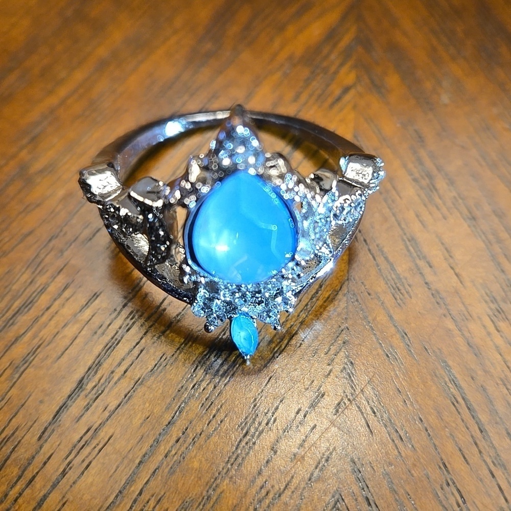 Exquisite Moon Crown Ring w/Unique Design Victorian Flair size 8 - Picture 6 of 7